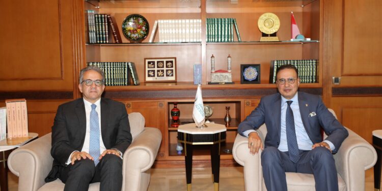 المرشح العربي الإفريقي لمنصب المدير العام لليونسكو يزور مقر الإيسيسكو في الرباط