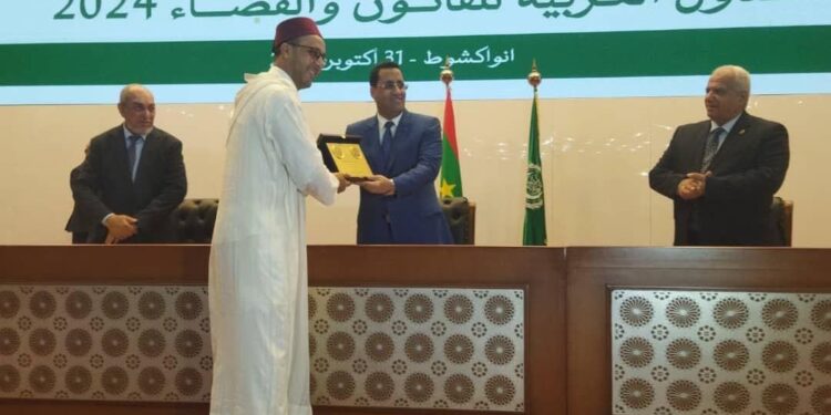 الباحث المغربي عبد الله بوضاض يفوز بجائزة جامعة الدول العربية للقانون والقضاء
