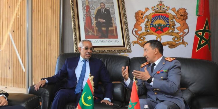 المفتش العام للقوات المسلحة الملكية وقائد المنطقة الجنوبية يجري لقاء مع وزير الدفاع الموريتاني