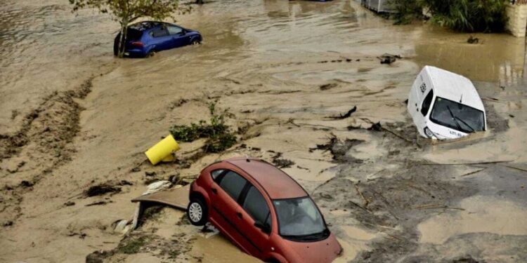 السلطات الإسبانية: عشرات المفقودين بفعل الفيضانات المدمرة