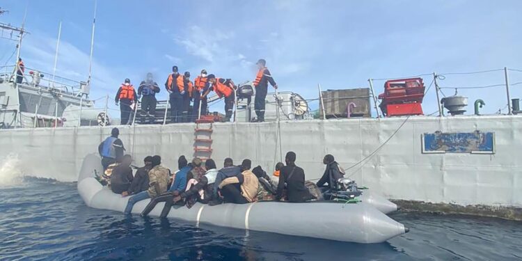 اعتراض قارب مطاطي على متنه 52 مرشحا للهجرة غير النظامية شمال غرب مدينة طانطان