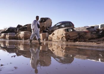 إعلان إنذار جديد في مناطق إسبانية بسبب الأمطار الغزيرة  .