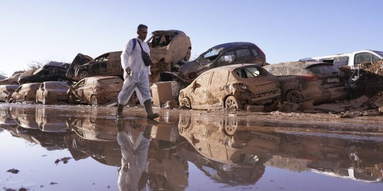 إعلان إنذار جديد في مناطق إسبانية بسبب الأمطار الغزيرة  .