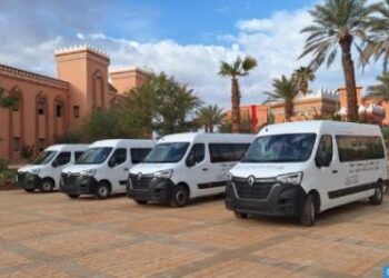 تسليم سيارات إسعاف وحافلات نقل لجماعات بزاكورة