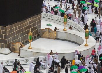 موقف مميت لمصرية أمام الكعبة.. وتدخل سعودي