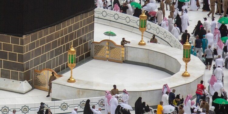 موقف مميت لمصرية أمام الكعبة.. وتدخل سعودي