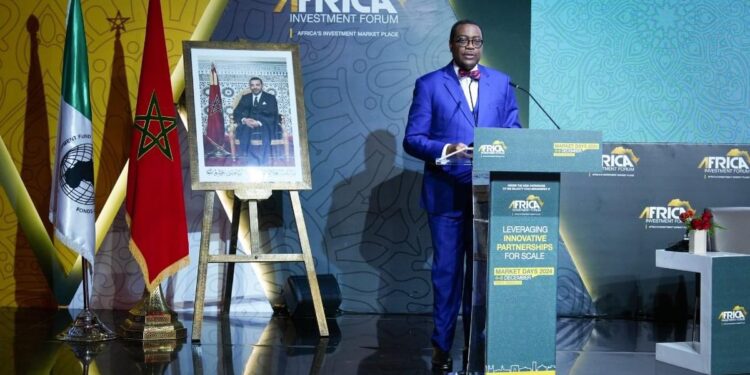 رئيس البنك الإفريقي للتنمية يشيد بريادة جلالة الملك في تعزيز الاستثمارات الخاصة بإفريقيا