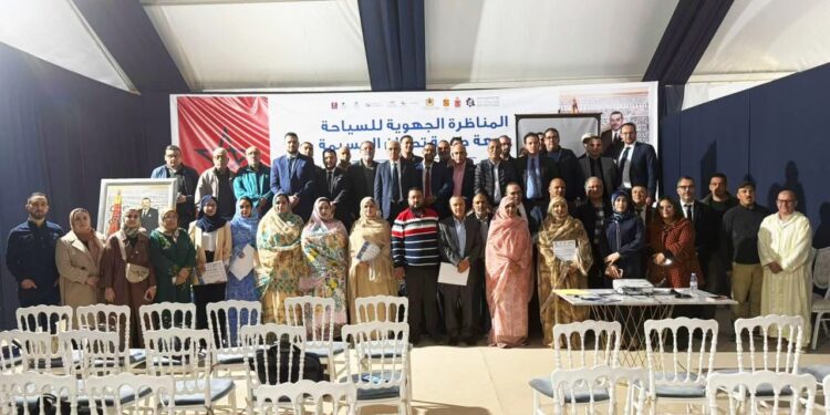 وفد جهة الداخلة – وادي الذهب يزور  المعرض السياحي الموازي للمناظرة الجهوية للسياحة بتطوان