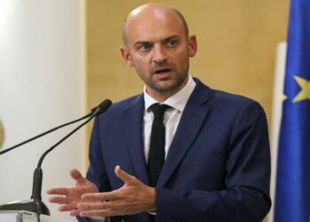 فرنسا ترسل موفدا دبلوماسيا إلى دمشق لدعم عملية الانتقال السياسي