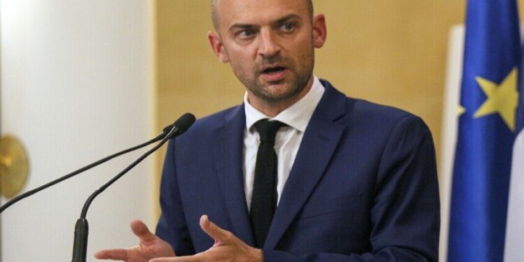 فرنسا ترسل موفدا دبلوماسيا إلى دمشق لدعم عملية الانتقال السياسي