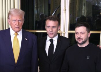 زيلينسكي: ناقشت تجميد الصراع الأوكراني مع ترامب وماكرون
