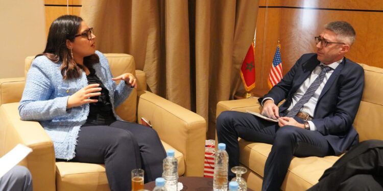 البرلمانية سلمى بنعزيز تستقبل المستشار المكلف بالقضايا السياسية لدى سفارة الولايات المتحدة الأمريكية