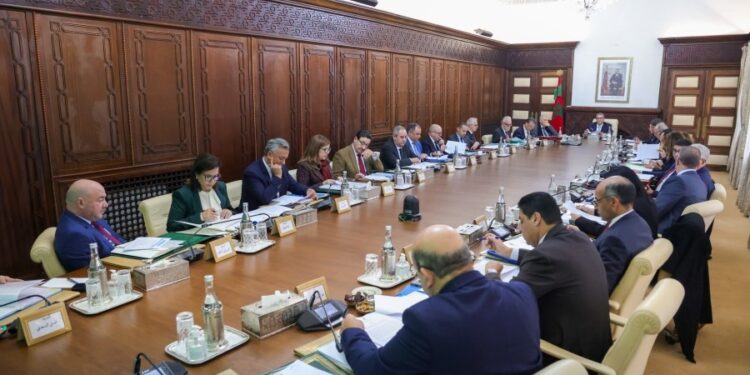 مجلس الحكومة يصادق على ثلاثة مشاريع مراسيم تتعلق بالقرارات الإدارية