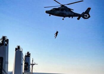 البحرية الملكية تتدخل لإنقاذ مريض على متن سفينة شحن أجنبية