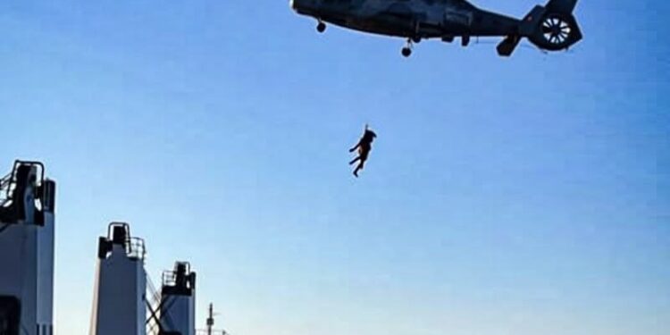 البحرية الملكية تتدخل لإنقاذ مريض على متن سفينة شحن أجنبية