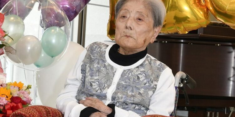 وفاة أكبر معمرة في العالم عن عمر ناهز 116 عاما في اليابان .