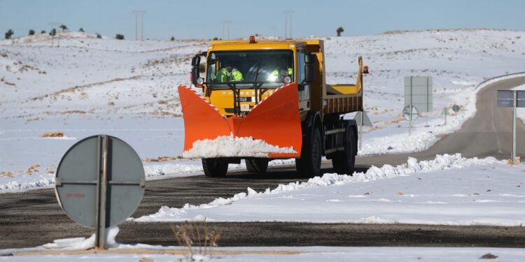 الحسيمة .. تعبئة متواصلة لضمان فتح حركة السير على مختلف المسالك الطرقية بالإقليم