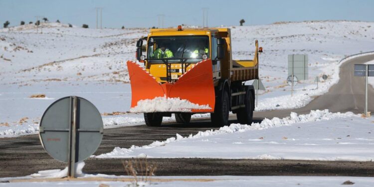إفران: مصالح وزارة التجهيز تتعبأ لإزاحة الثلوج عن المحاور الطرقية