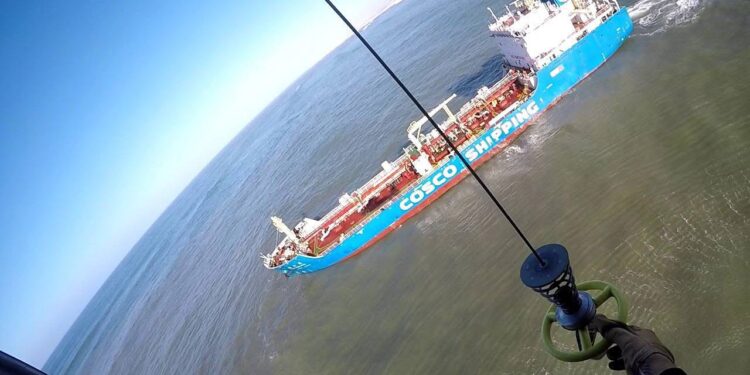 البحرية الملكية تتدخل لتقديم الإخلاء الصحي لسفينتين أجنبيتين قرب ميناء المحمدية.