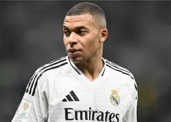 مبابي يطير إلى فرنسا على عجل.. رحلة غامضة تربك الجماهير!