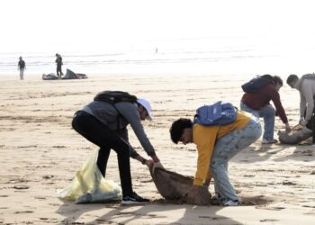 الصويرة: 250 طالبًا يشاركون في حملة لتنظيف الشواطئ من النفايات البحرية