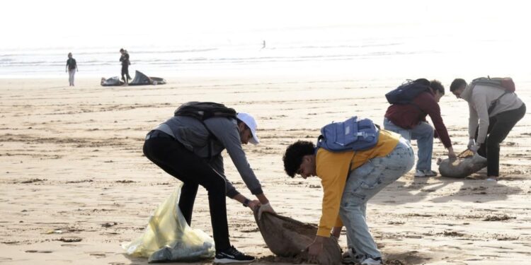 الصويرة: 250 طالبًا يشاركون في حملة لتنظيف الشواطئ من النفايات البحرية