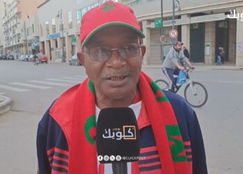 دقائق قبل أذان المغرب في وجدة..الجماهير المغربية تساند أسود الأطلس بحماس