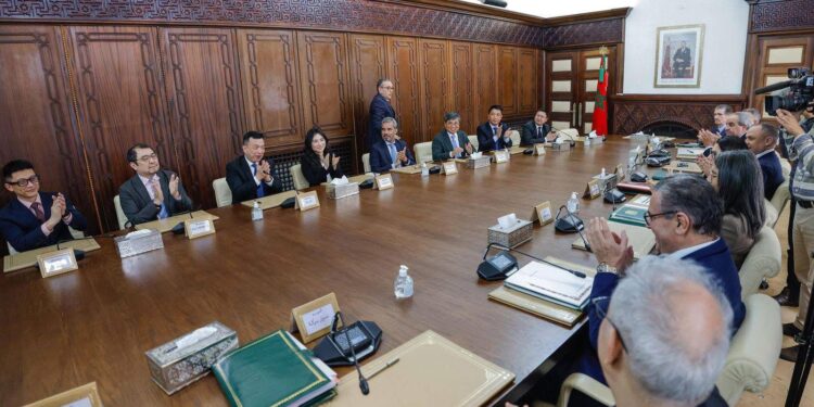 المغرب والصين يوقعان اتفاقية استثمارية بقيمة 2.3 مليار درهم لتعزيز قطاع النسيج وخلق 8.500 منصب شغل.