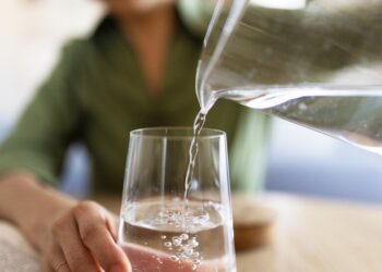 ما الذي يسببه عدم شرب كمية كافية من الماء للجسم؟