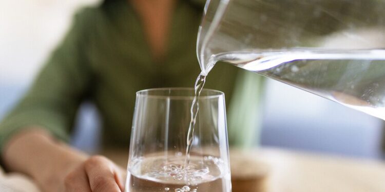 ما الذي يسببه عدم شرب كمية كافية من الماء للجسم؟