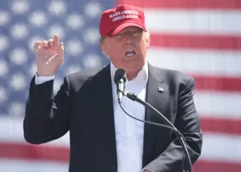 الصين ترد على الرسوم الأمريكية بصورة قبعة ترامب “صنع في الصين”.. وسعرها المرتفع