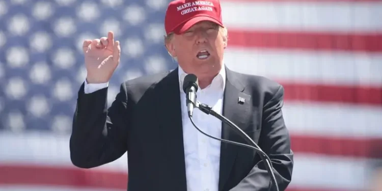 الصين ترد على الرسوم الأمريكية بصورة قبعة ترامب “صنع في الصين”.. وسعرها المرتفع