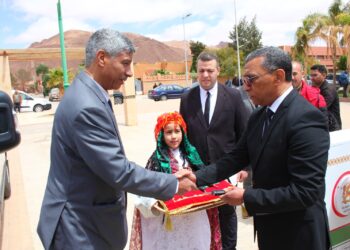 إقليم فجيج: عامل الإقليم يشرف على توزيع سيارات إسعاف وحافلات نقل مدرسي واجتماعي