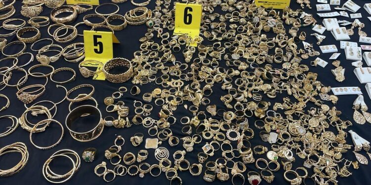 أمن طنجة يطيح بعصابة سرقة مجوهرات ويحجز كميات من الذهب