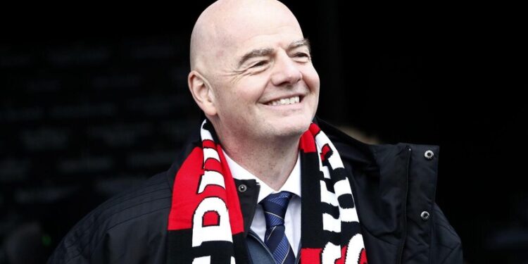 جسور أم عقوبات؟ إنفانتينو يلمح لعودة الكرة الروسية والمشهد الكروي منقسم