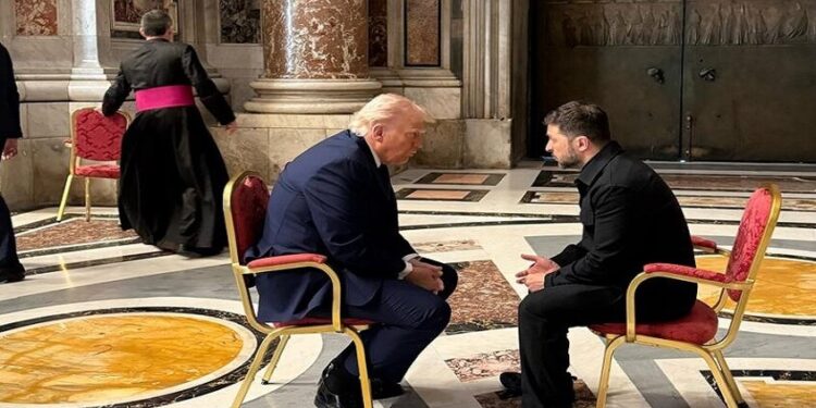 لقاء  على انفراد بين ترامب وزيلينسكي في الفاتيكان