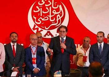 غضب في الوداد: المنخرطون يطالبون باستقالة آيت منا والمكتب المديري