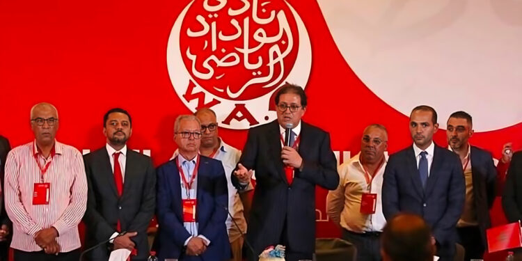 غضب في الوداد: المنخرطون يطالبون باستقالة آيت منا والمكتب المديري