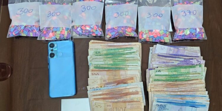 بتنسيق مع الديستي …أمن فاس ينجح في توقيف مسافر وبحوزته 1870 قرصا مهلوسا