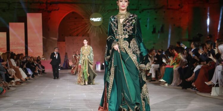 مراكش .. “أسبوع القفطان” يحتفي بالصحراء المغربية ويكرس المملكة كمرجع عالمي للقفطان