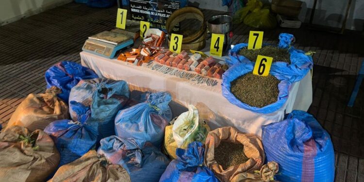 في كمين أمني محكم.. سقوط مروجي مخدرات بالناظور بحوزتهما أطنان من الكيف وسجائر مخدرة