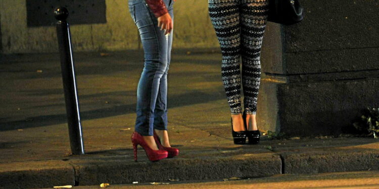 “من 200 إلى 300 درهم… تسعيرة استغلال الفتيات في وجدة عبر شاشة الهاتف