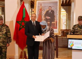 العيون .. تسليم شهادات ملكية بقع أرضية لذوي حقوق شهداء الأمة