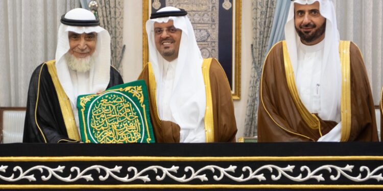 الإيذان باستبدال كسوة الكعبة المشرفة