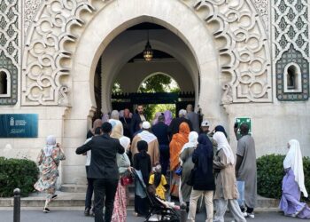 اعتقال امرأة في فرنسا بعد اقتحامها مسجداً وتهديد المصلين بالقتل