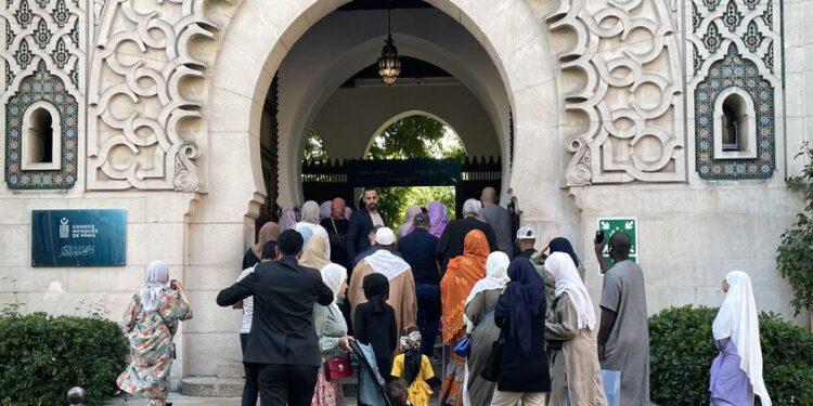 اعتقال امرأة في فرنسا بعد اقتحامها مسجداً وتهديد المصلين بالقتل