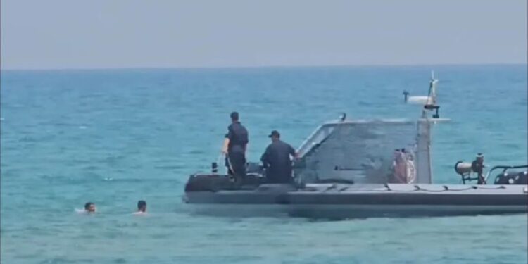 بعد فشل “حلم الهجرة” إلى إسبانيا.. شبان جزائريون يعودون إلى بلادهم سباحةً من السعيدية