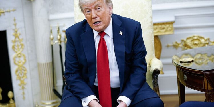 البيت الأبيض يكشف عن إصابة ترامب بحالة مزمنة في الأوردة