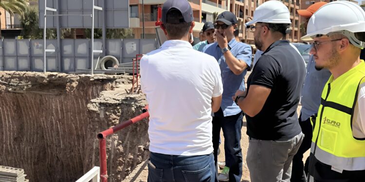 والي جهة مراكش آسفي بالنيابة يتفقد أوراش كبرى لتعزيز البنية الطرقية بالمدينة