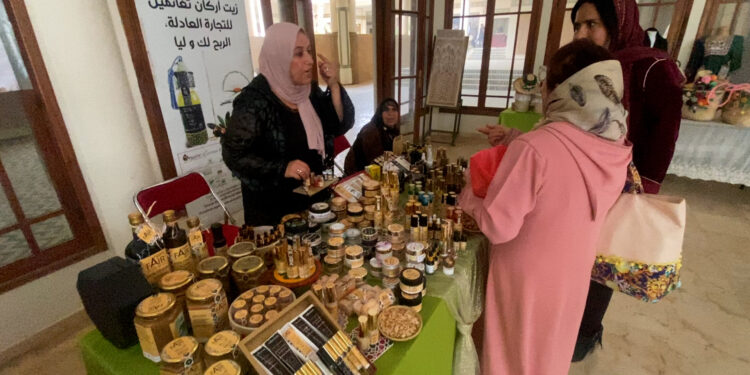 من قرية الصناعة التقليدية بوجدة.. رئيسة تعاونية “تيغانيمين”: صناعتنا تزن ذهباً لكنها تواجه ظلماً في تقييمها